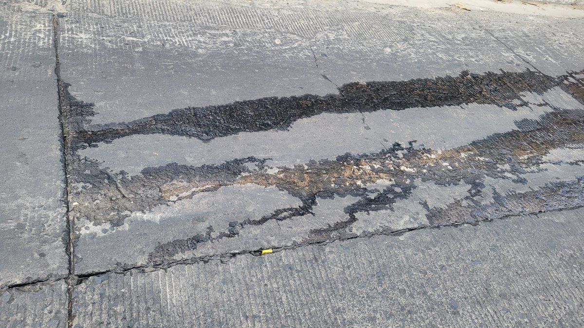 blanco86_dy's tweet photo. Hago un atento llamado a las instituciones correspondientes para reparar una tubería de agua potable, en la calle principal del Barrio San José , sabemos que esta calle es muy transitada por transporte pesado @VMTElSalvador @ANDASV @ObrasPublicasSV https://t.co/nxp7cnlwTW