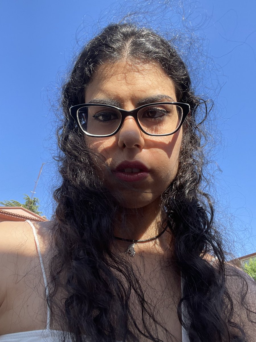 annaplanas_'s tweet photo. Bona tarda, gent de Twitter‼️Mentre prenc el sol☀️ em passo a saludar-vos i explicar-vos que ara m’han dit, que surto com a persona rellevant en aquesta xarxa social🙌🏼 

(No sé què significa això, però sapigueu que en part si és així, és també GRÀCIES A VOSALTRES). Una abraçada💞 https://t.co/HhV1V56Q7V
