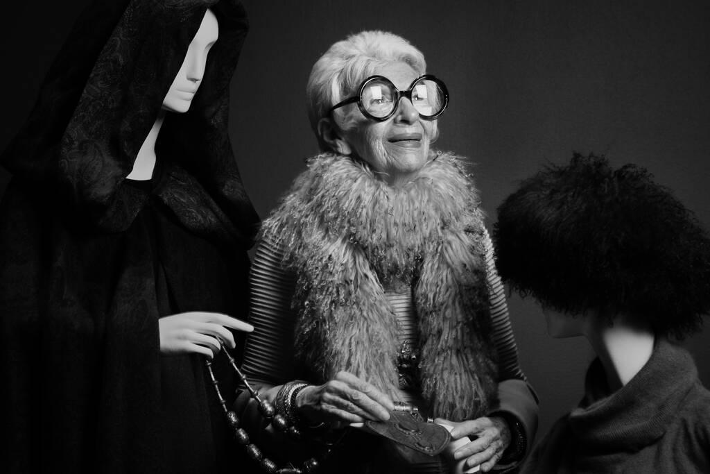 libe's tweet photo. ⚫ Mort d’Iris Apfel à l’âge de 102 ans 

👉 Admirée pour sa liberté vestimentaire, reconnaissable à ses grandes lunettes rondes, la figure de la mode américaine, devenue célèbre une fois le grand âge arrivé, est morte vendredi 1er mars.

➡️ https://t.co/f9ShTbQBrY https://t.co/ruR7nQUv4v