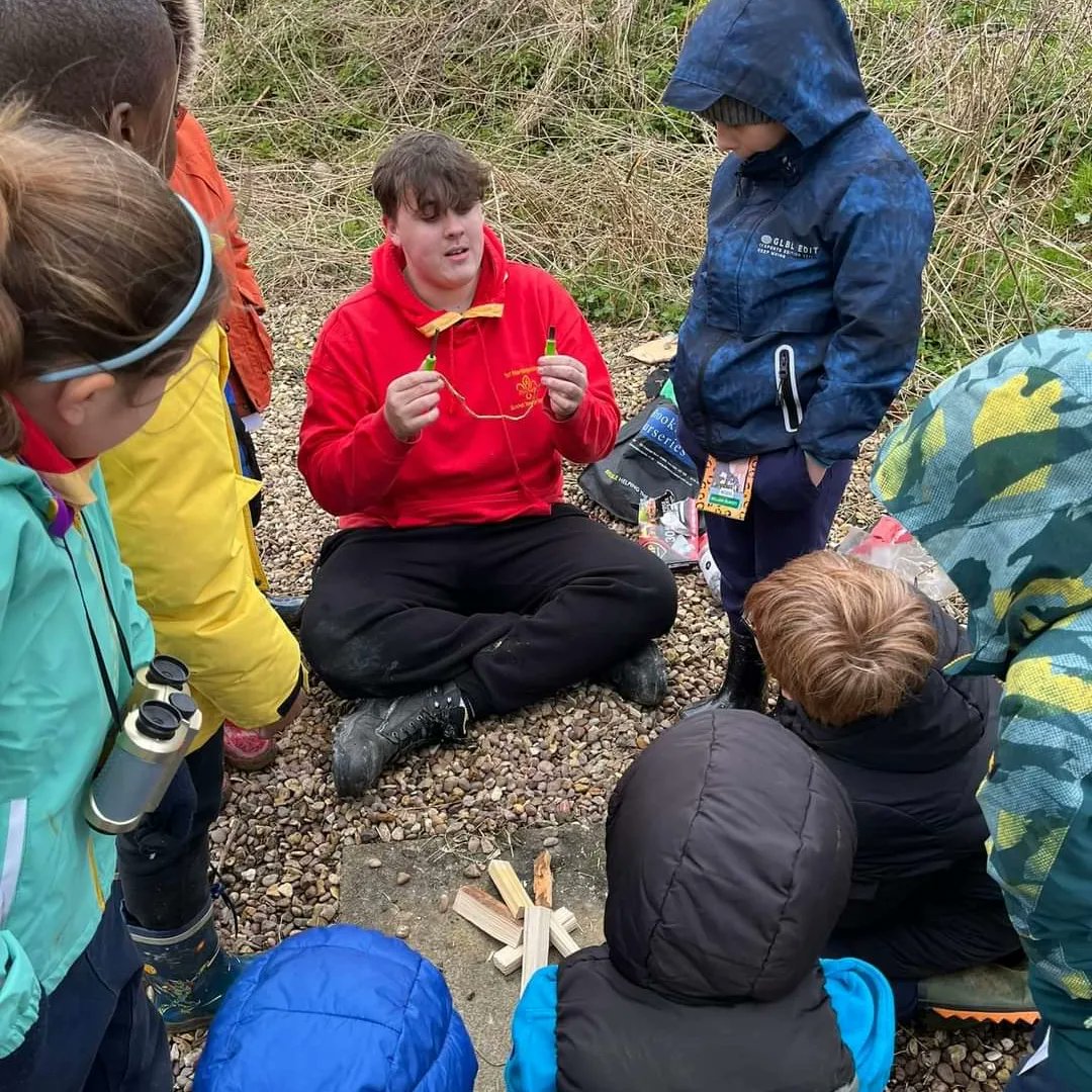 1stHardingstone's tweet image. Welland Beavers Safari Sleepover is off to a fun start! Learning about tracking, building dens and cooking lunch on the campfire. Lots of fun already!

#safari #hardingstone #scouting #wintersleepover #tracking #beavercamp #dens #wildlife #nature