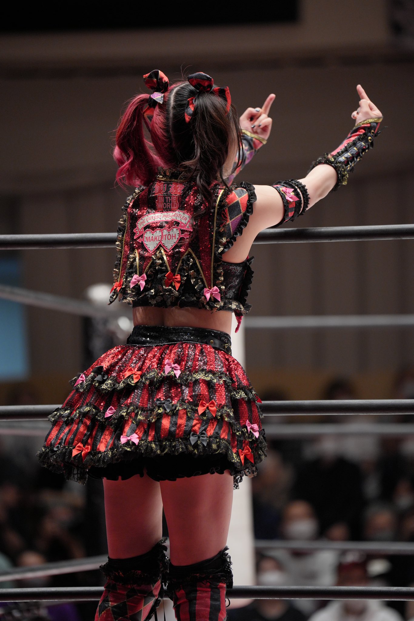 伊藤まきまき WOULD YOU LIKE YOUR BACK BENT TOO?