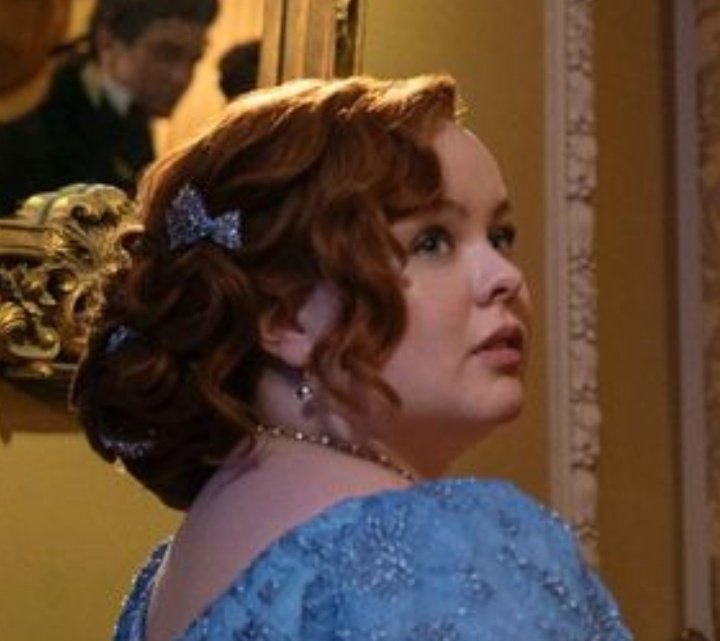 If you stan Penelope Featherington, raise your hand. If you don't, raise your standard.