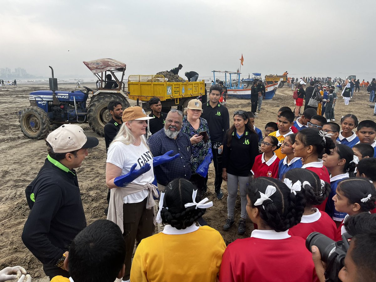 NorwayCGMumbai's tweet image. At their final day in #Mumbai the Parliamentary delegation from Norway takes part in beach cleaning at #VersovaBeach with #AfrozShahFoundation @AfrozShah1 and is introduced to their various activities. @Stortinget @norwayinindia