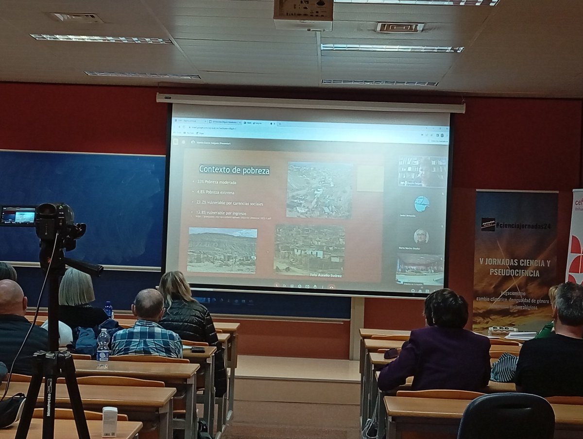 cienciajornadas's tweet photo. @umhsapiens @_AlexisLara_ @escepticos Elpidia García nos explica los terribles feminicidios en Ciudad Juárez, México. https://t.co/ckUgUHfxN4