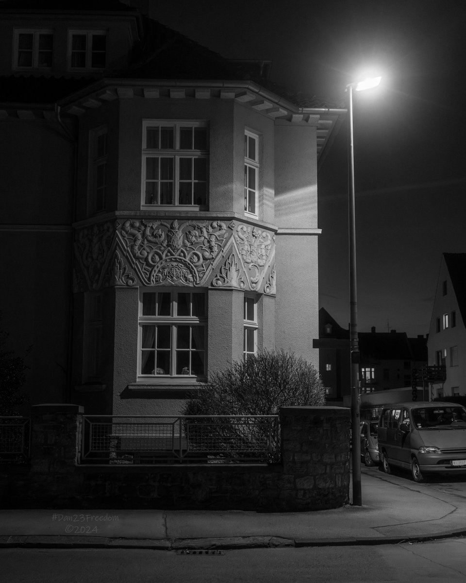 📷 1/50 sec at f/2,8, ISO 1600, 40 mm (40 G) #dan23freedom 
#germany #nordrheinwestfalen #blackandwhitephotography #monochrome #urbanphotography #urbanstyle #streetphotography #streetstyle #walk #streetlight