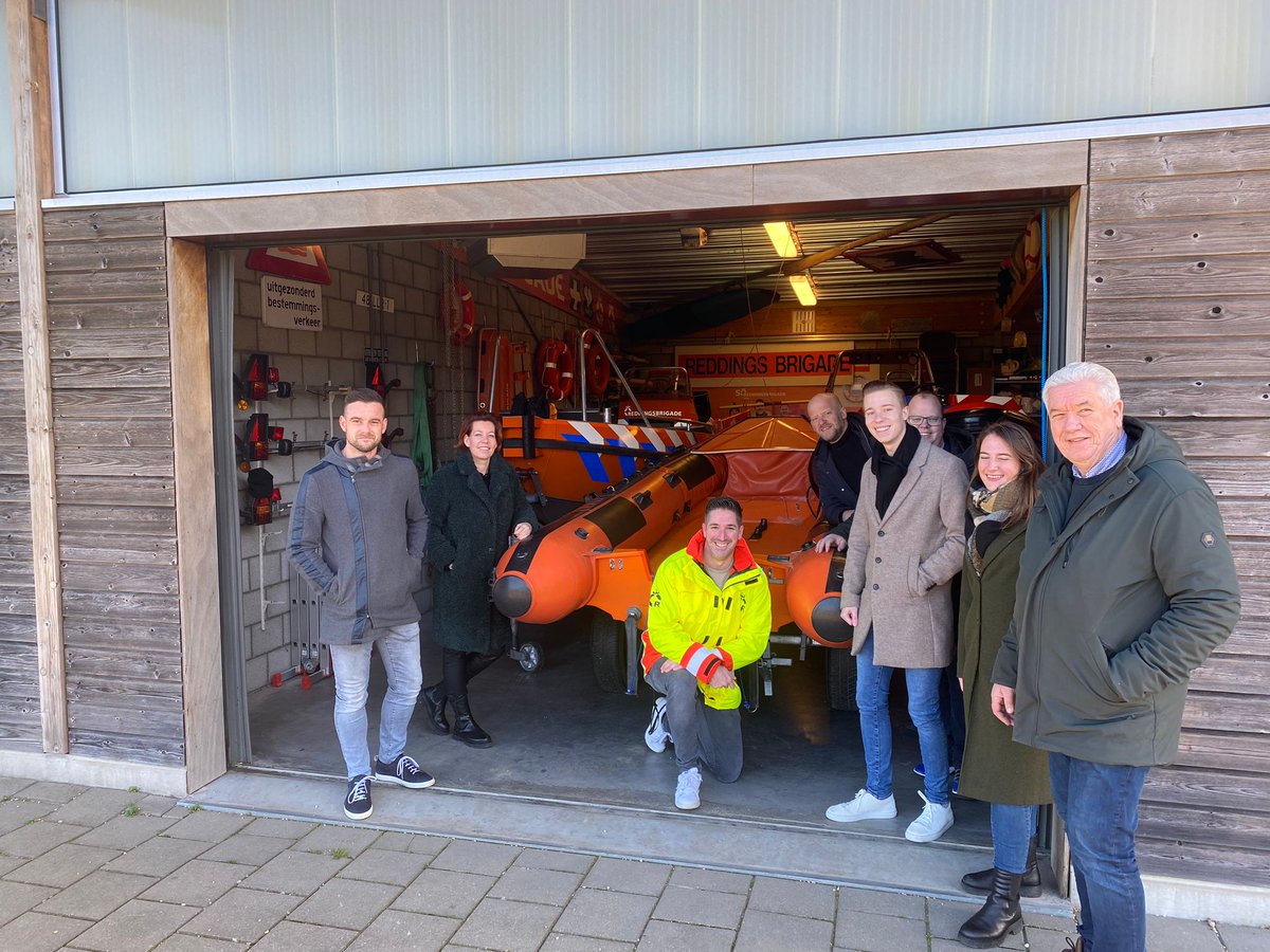 Vanmorgen hebben wij bezoek gehad van <a href="/VDGgemOss/">Voor De Gemeenschap</a> en <a href="/VVD_Oss/">VVD Oss</a>   om fysiek te kijken naar ons reddingsmaterieel, onze uitdagingen te bespreken en huidige huisvesting te bekijken. Samen met ons kijken wat er nodig is voor de toekomst! Dank voor jullie aanwezigheid en enthousiasme!