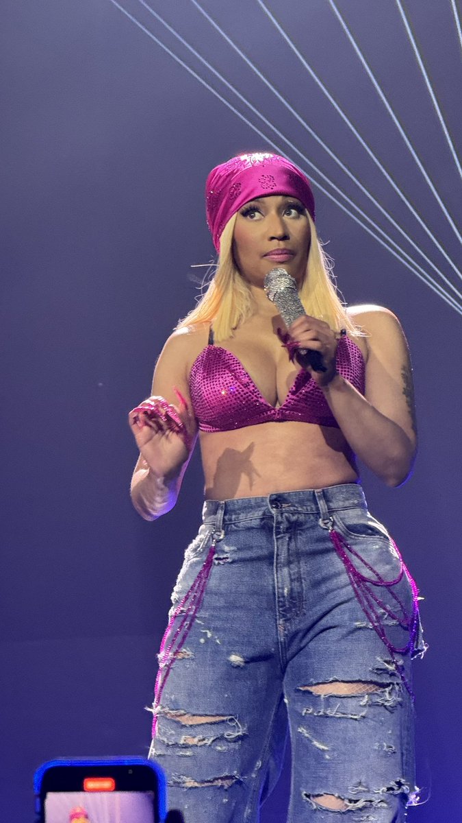 nmsupports's tweet image. THIS OUTFIT 💕😍
#GagCityWORLDTour 
#GagCityOakland
@NickiMinaj 👑🎀