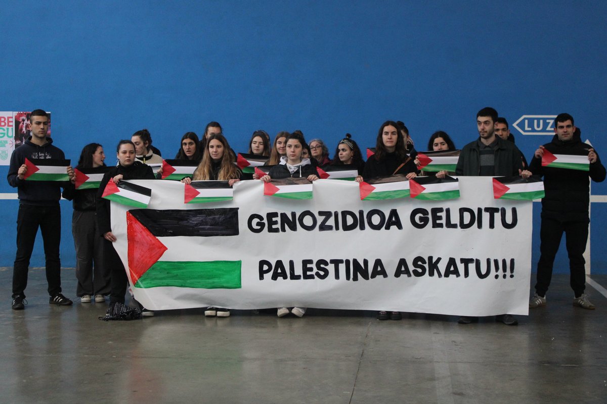 noaua's tweet photo. #Usurbil Palestinarekin! Bi orduko mobilizazioa egin dute eguerdian, Palestinako genozidioa geldiarazteko:
https://t.co/aB4aYP3KTt
https://t.co/dOw8rPyQZu @EHBilduUsurbil @aztarrikagazte @LibreUsurbil https://t.co/ZJuH8cPHL2