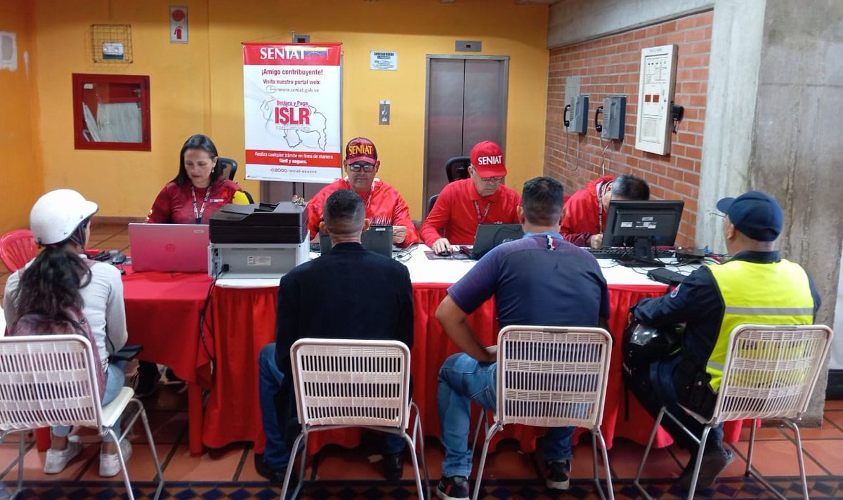 Funcionarios del Sector Tributos Mérida de la Región Los Andes realizan de declaraciones de #ISLR a contribuyentes que asisten a la planta baja del C.C. El Ramiral. #JuntosSumamosAlDesarrollo