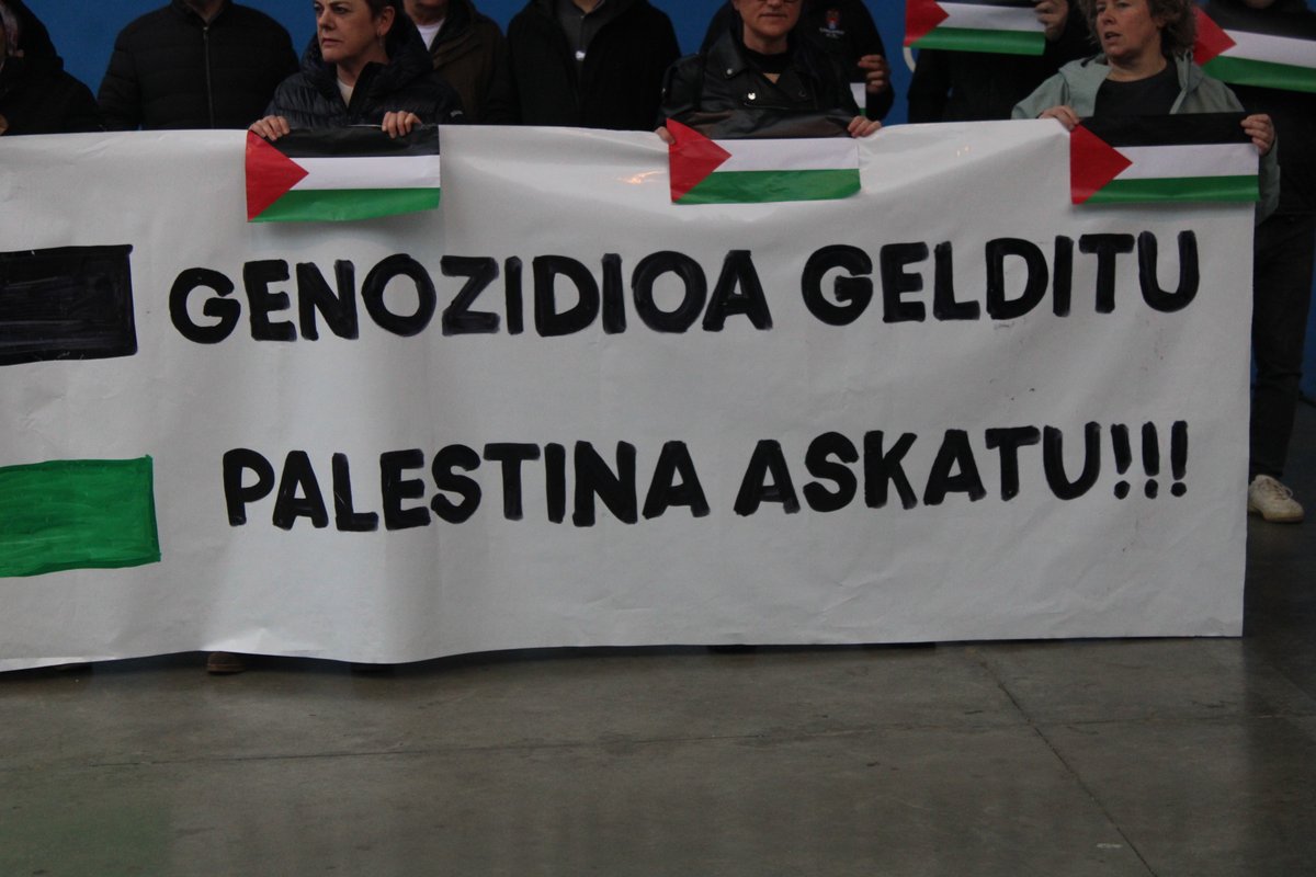 noaua's tweet photo. #Usurbil Palestinarekin! Bi orduko mobilizazioa egin dute eguerdian, Palestinako genozidioa geldiarazteko:
https://t.co/aB4aYP3KTt
https://t.co/dOw8rPyQZu @EHBilduUsurbil @aztarrikagazte @LibreUsurbil https://t.co/ZJuH8cPHL2