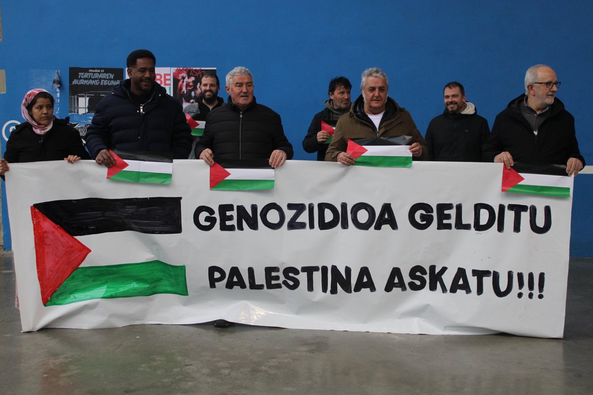#Usurbil Palestinarekin! Bi orduko mobilizazioa egin dute eguerdian, Palestinako genozidioa geldiarazteko:
youtu.be/_bLh447MqCs
noaua.eus/usurbil/170940… <a href="/EHBilduUsurbil/">EHBildu Usurbil</a> <a href="/aztarrikagazte/">Aztarrika!</a> <a href="/LibreUsurbil/">Aitzaga Kultur Elkartea</a>