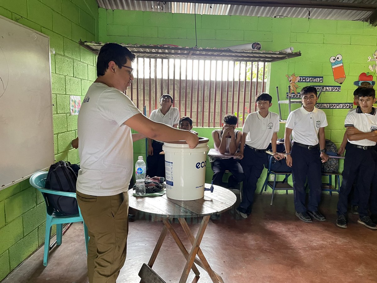 jovenesxaguagt's tweet image. Estuvimos en la aldea El Rodeo, Escuintla junto a @SERESProject y brindamos un taller a estudiantes sobre el cuidado del agua🧩.

Los chicos y las chicas aprendieron sobre cuencas, medidas para prevenir la contaminación del agua, cuidados de los ecofiltros y más💧.