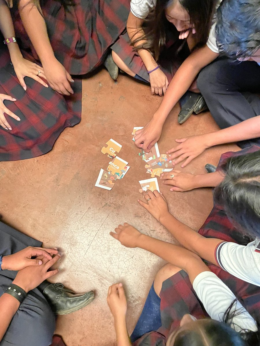 jovenesxaguagt's tweet image. Estuvimos en la aldea El Rodeo, Escuintla junto a @SERESProject y brindamos un taller a estudiantes sobre el cuidado del agua🧩.

Los chicos y las chicas aprendieron sobre cuencas, medidas para prevenir la contaminación del agua, cuidados de los ecofiltros y más💧.