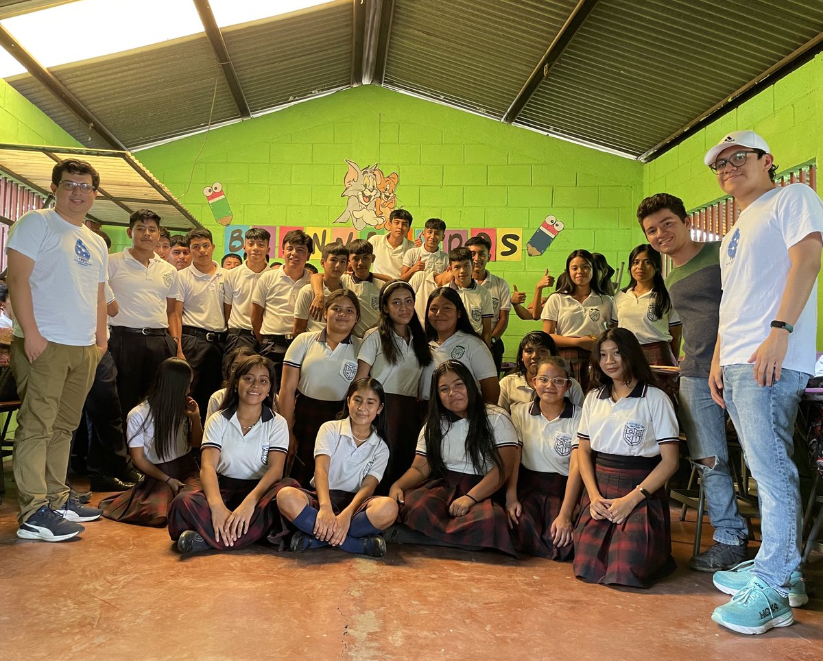 jovenesxaguagt's tweet image. Estuvimos en la aldea El Rodeo, Escuintla junto a @SERESProject y brindamos un taller a estudiantes sobre el cuidado del agua🧩.

Los chicos y las chicas aprendieron sobre cuencas, medidas para prevenir la contaminación del agua, cuidados de los ecofiltros y más💧.