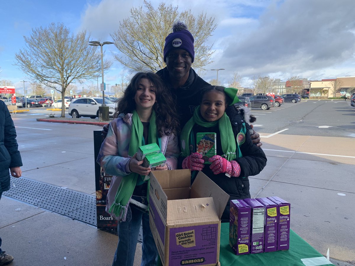 jamjamwalton's tweet image. Had to support the @girlscouts. I had to have some thin mints! Yum!! Stop over the Safeway in Issaquah Highlands and support them! #CommunityJam