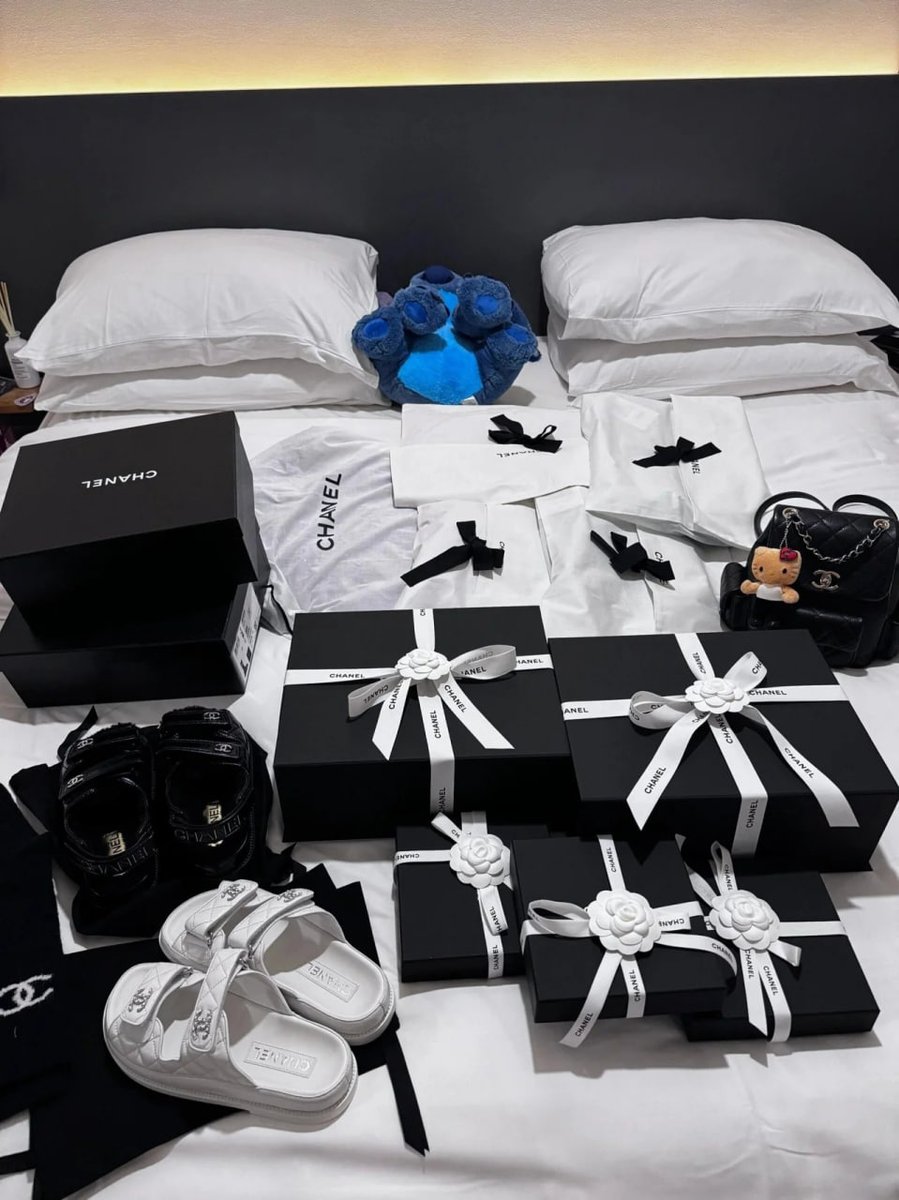 SportskiNovosti's tweet photo. 😍Forget about a week full of unpleasantness and enjoy your vacation🛍🛍 https://t.co/8J4kt9R2h3