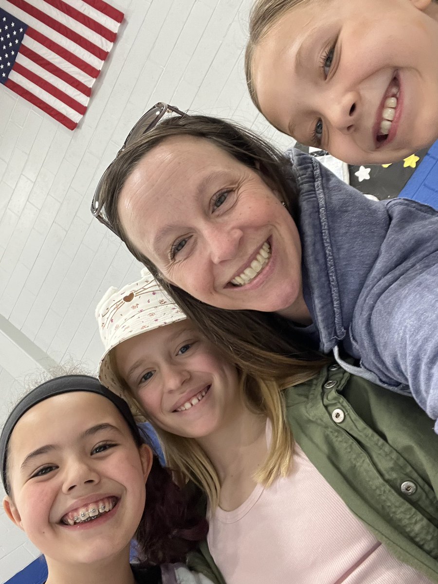 Saturday afternoon RYAA 🏀 turned into a 4th grade reunion today. Love seeing my kiddos out in the community 🧡💙 #rochesterrockets #4thgradesquad