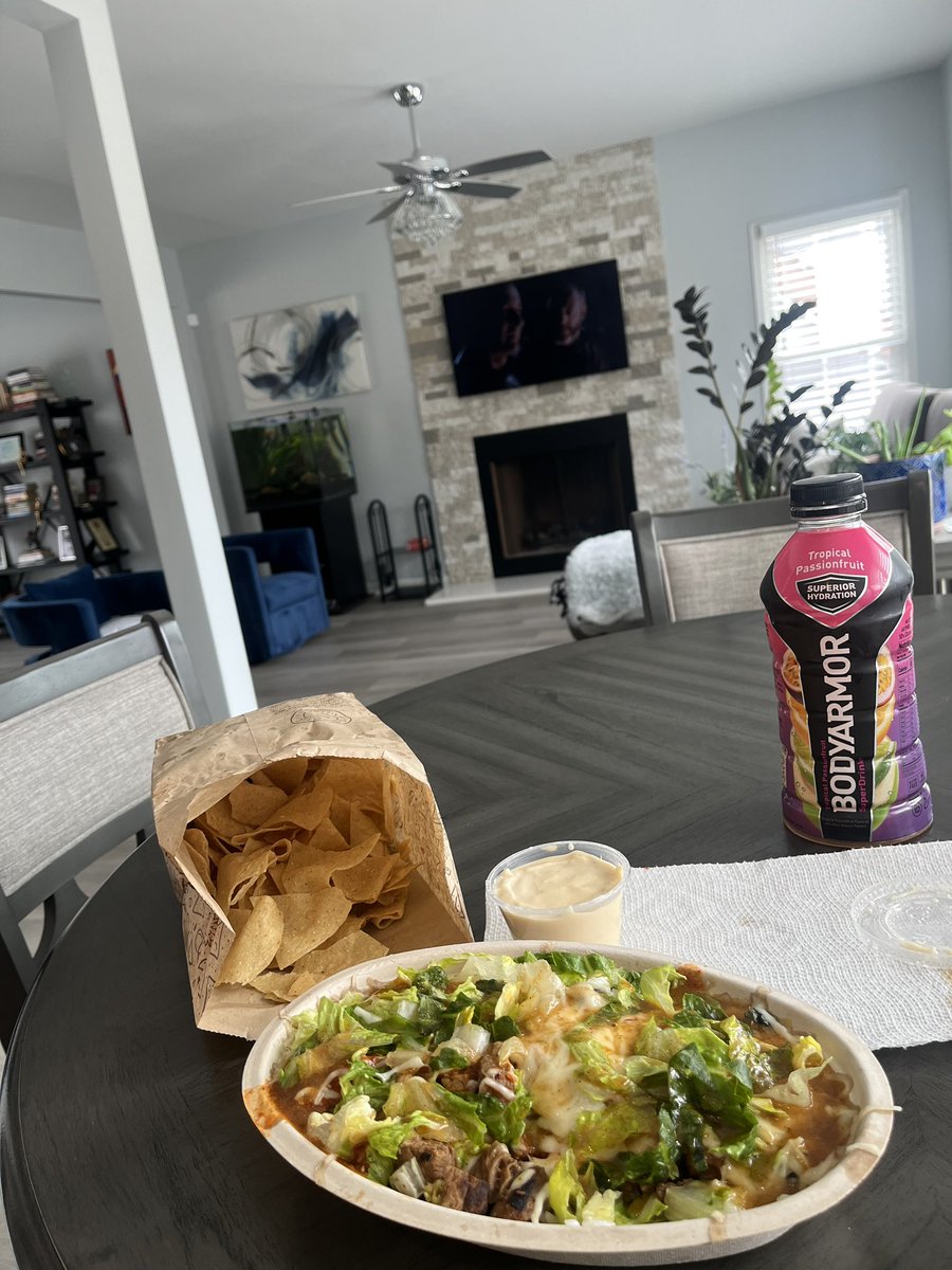 AaliyahnotSlick's tweet image. Is chipotle really this good?!?!😭