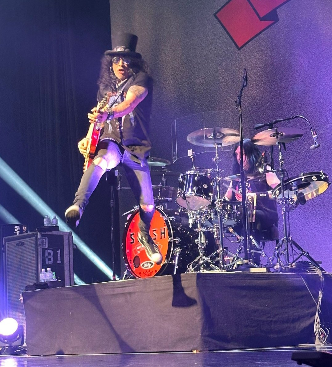 Stunning shot of @Slash in the air, making guitar magic, at #SMKC concert in Osaka Japan last night 🎸🌟
Credit photo owner📷
#Slash #livinglegend #icon #rockstar #MagicMoments #guitar #music