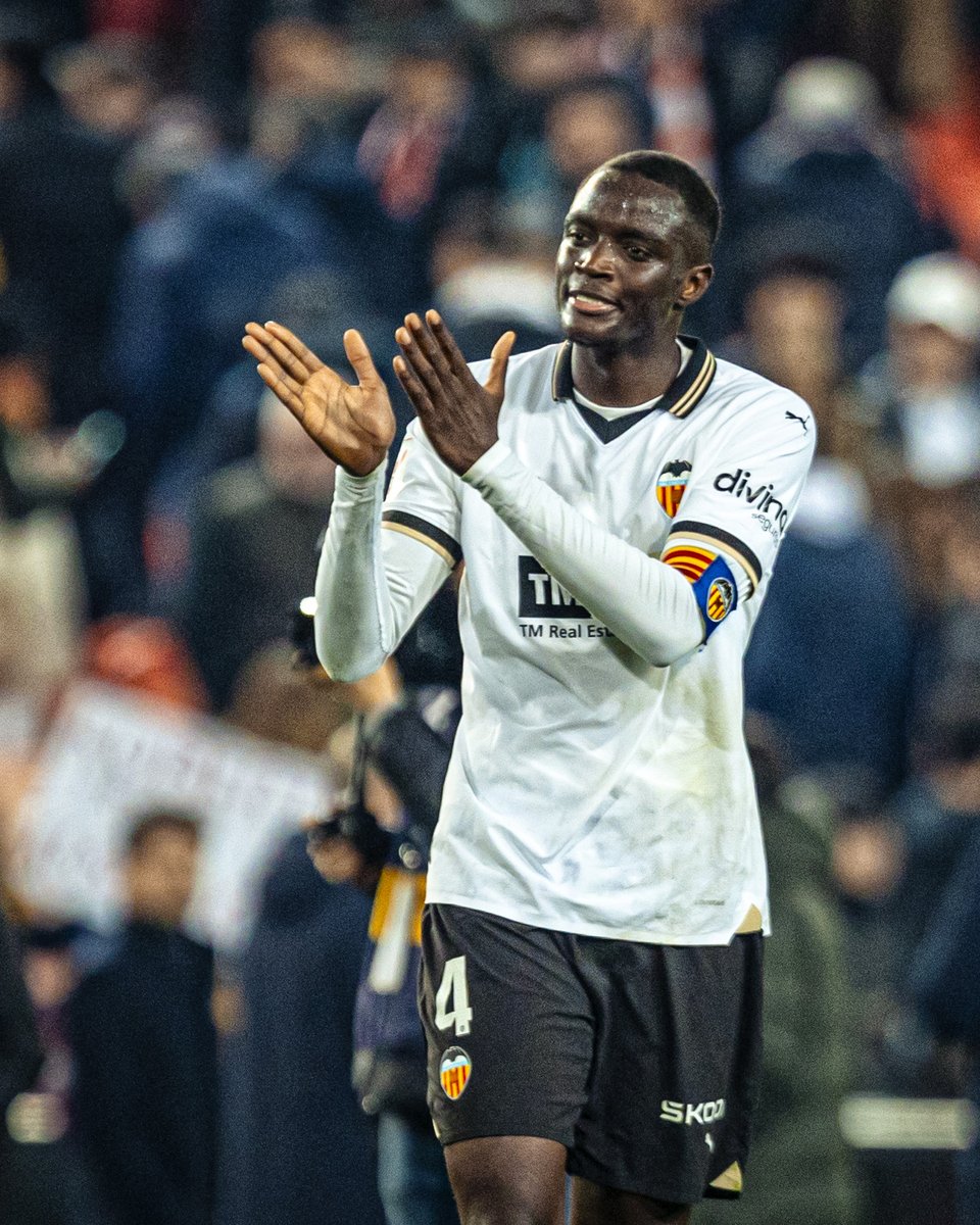 valenciacf's tweet photo. Toda la familia valencianista estamos contigo, @Diakhaby_5 

¡Mucha fuerza! AMUNT Diakha 🦇 https://t.co/8zXfB4Yzej