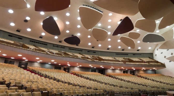 Noticienciasucv's tweet photo. Un 2 de marzo de 1954, fue inaugurado el Aula Magna de la Universidad Central de Venezuela, diseñada por el Arquitecto Carlos Raúl Villanueva, y junto a la plaza cubierta, constituye el mejor ejemplo de la integración de las artes a la arquitectura. #noticienciasucv https://t.co/nvSQC31gJk