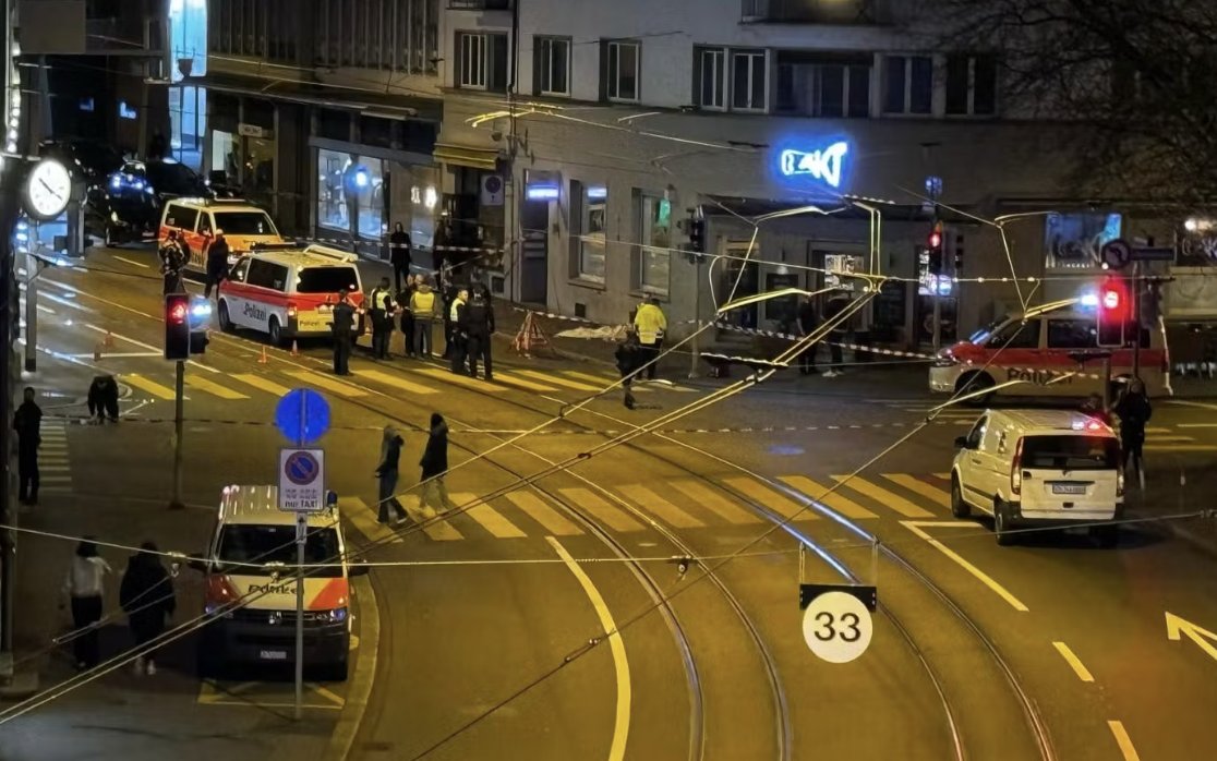 Schweiz: 
In Zürich-Selnau ist ein orthodoxer Jude Opfer einer Messerattacke geworden, er wurde von einem Muslim niedergestochen und ist im Krankenhaus und wird behandelt. Der Täter ist verhaftet, die Polizei Ermittelt.
Der Tatort der Messerstecherei in Zürich wird gesichert, der…