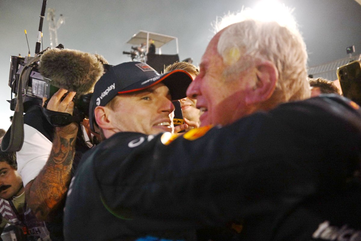 !Los mecánicos de <a href="/ScuderiaFerrari/">Scuderia Ferrari HP</a> no estaban esperando para recibir a <a href="/Carlossainz55/">Carlos Sainz</a> ¡ Eso debió parecer por la tele. Pero la realidad es que tampoco estaban para recibir a <a href="/Max33Verstappen/">Max Verstappen</a> los de <a href="/redbullracing/">Oracle Red Bull Racing</a> y Max vino hacía donde estaba Chalerm Yoovidhya, Adrian Newey y