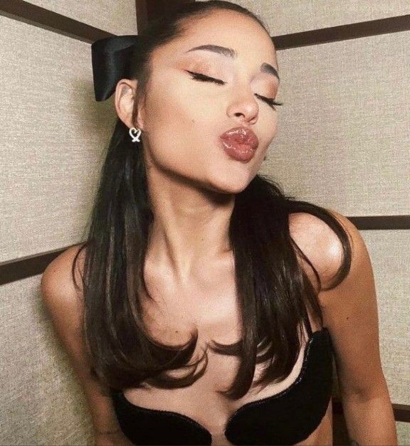 BieberOnCharts's tweet image. .@justinbieber surpassed #arianagrande and now is the 5th artist with the most monthly listeners on Spotify (79,2M).