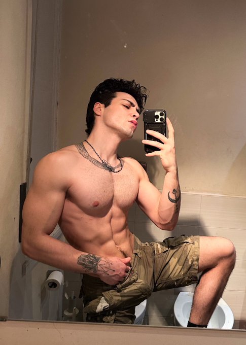 Gym pump went everywhere https://t.co/82UiEduCbN