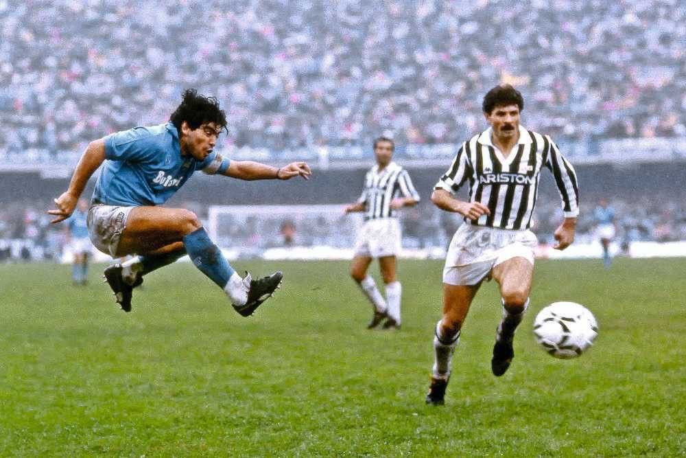 DiezPerfecto_10's tweet photo. “Cuando fui a Napoli me recordó a mis tiempos en Fiorito. Veía a los chicos jugando en la calle soñando con un futuro mejor porque eran de familias humildes. Desde ese momento quise volverme el héroe para los chicos de Nápoles”.

✍🏻 Diego Maradona.

#DiegoEterno #ElDiezPerfecto https://t.co/G0T4Fl0ZCL