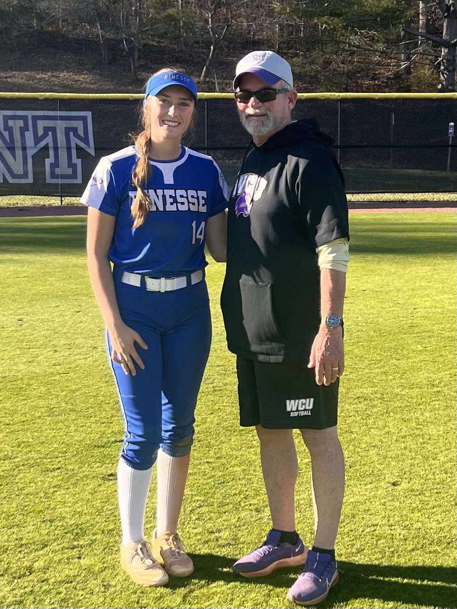 AvaHallows_2025's tweet photo. Great day to be back @CatamountSB. I loved seeing the sunshine and working with your players today. Thank you @Clift_coach @Mads_Arm2Strong  for a great day💜🖤
@FinesseHoverman @CollegeBDJocks https://t.co/6U0RjFuCok