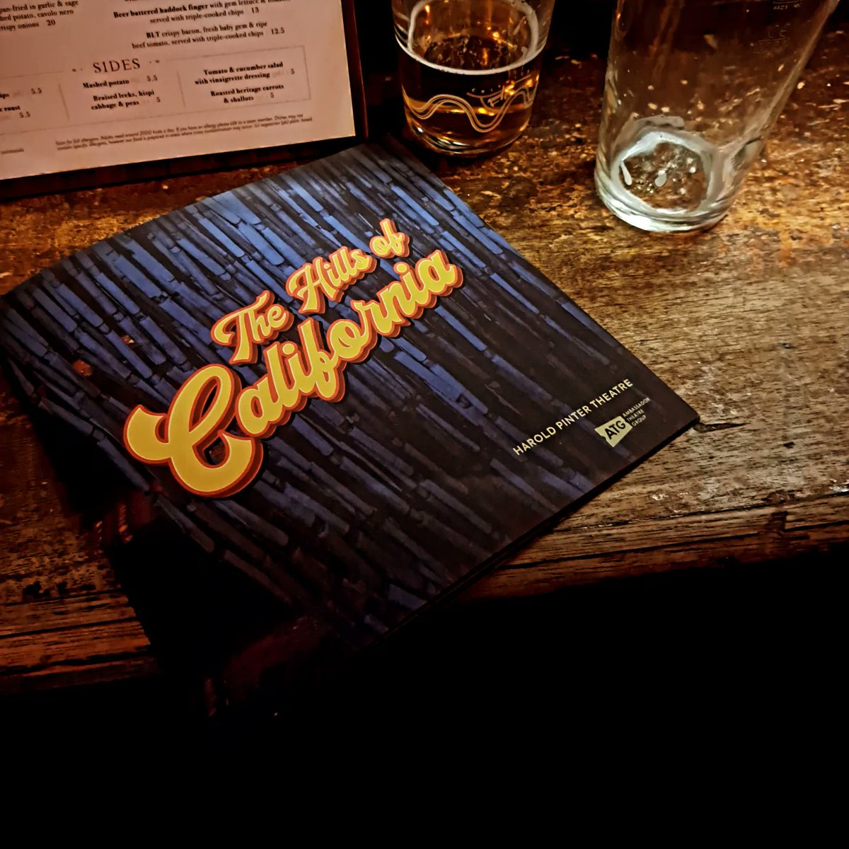 Always enjoy a post show analysis over a pint. 'The Hills of California' @HPinterTheatre is another triumph for #JezButterworth & #SamMendes. Brilliant script, amazing acting & a superb set. A real must see! #theatre #westend 🎭