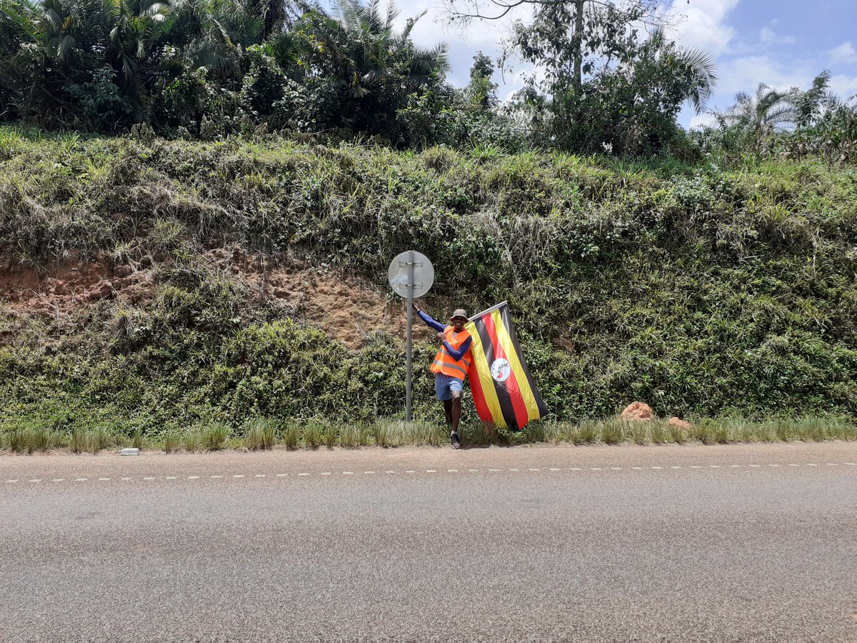 This road sign looks to have given up.

It told you guys what to do so as to #Gethomesafe although mwagana okuwulila..

I can only imagine what's it's going through.

📍Kibuye, Mubende-Fortportal road.