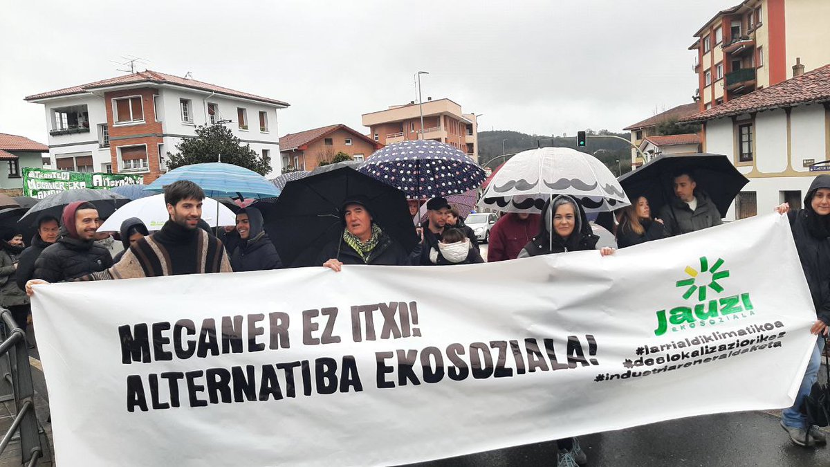 Gaur Urdulizen hainbat herritar eta elkarte batu gara Mecanerreko langileei elkartasuna erakutsi ta proposamen ekosoziala babesteko! Gaur Urdulizeko lantegia da mehatxatua,baina krisi ekosozialak danori eragiten digu.
Euripean ere etsipen gutxiago,borroka gehiago! 
#Mecanerezitxi
