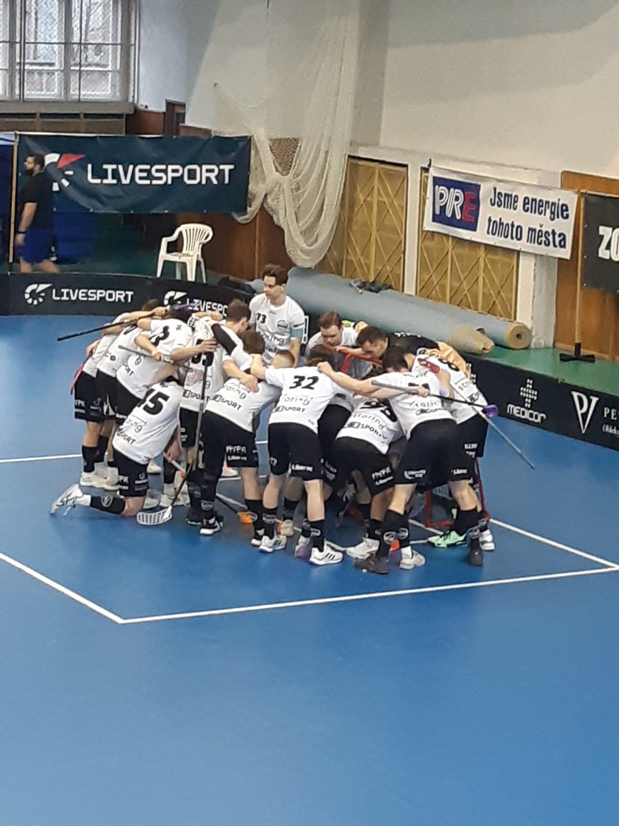 Ensimmäistä kertaa elämässä Tsekin Supeliigaa livenä. Poitsu pelillä Liberecin joukkueessa. Pelipaikkana neuvostoglamouria tihkuva  Sokolin kotiluola. Yleisöä mukavasti, kotijoukkueen rumpuryhmä ja huutosakki chänttäsi raivokkaasti koko pelin ajan! #salibandy #floorball