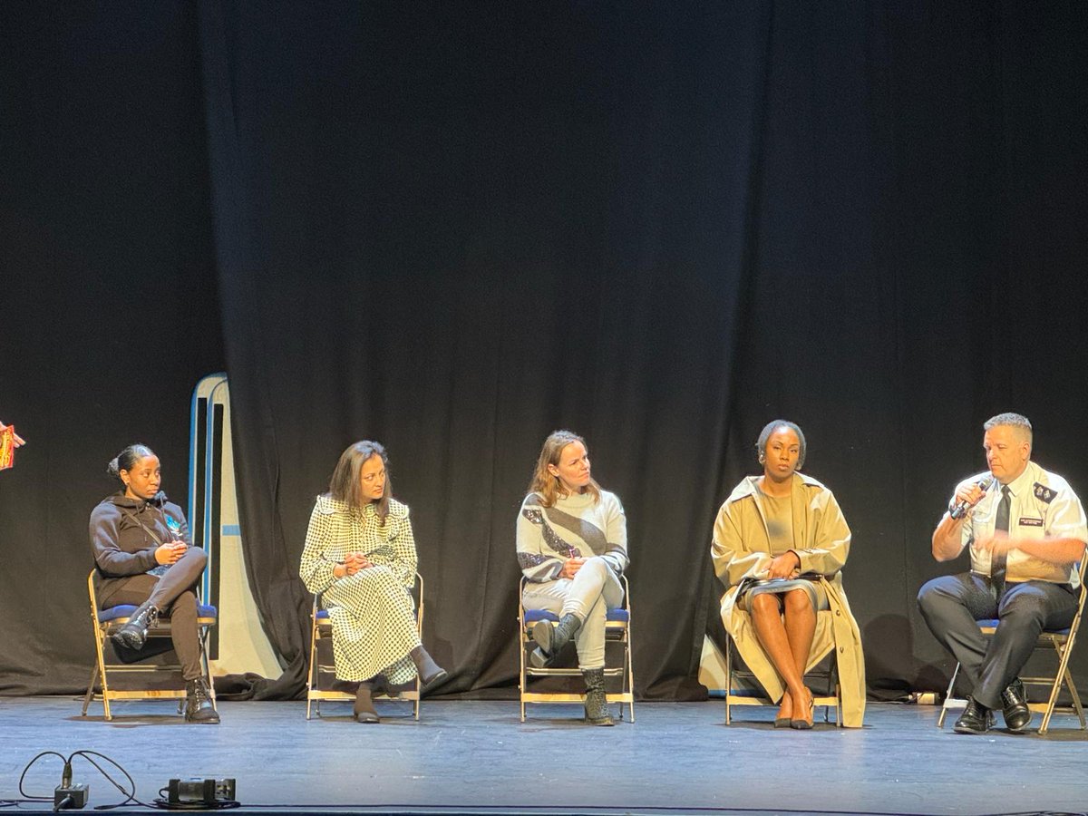 Our panel session on knife crime- Chief Superintendent Andy Brittain from @MPS , Tilisha Goupall of @JFJFoundation, Rupa Patel @minirupax of Day Lewis Pharmacy, Emma Carter from @CroydonCouncil @yourcroydon, Alecia from Reaching Higher @ReachHigherUK , Raspect from @FinesseForeva