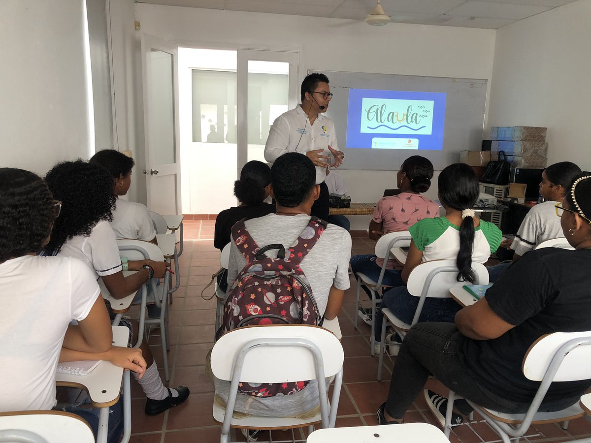 FunSerenadelMar's tweet photo. Hoy, dimos inicio al programa Al Aula en alianza con @FundacionAdomi, donde desarrollaron test vocacional y se socializó objetivos del programa orientados a fortalecer las capacidades académica, lectura y vocacional de los estudiantes de la I.E. #ManzanillodelMar.📚👏🏻 https://t.co/5hrnDLUJiJ