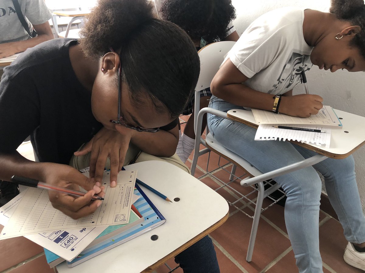 FunSerenadelMar's tweet photo. Hoy, dimos inicio al programa Al Aula en alianza con @FundacionAdomi, donde desarrollaron test vocacional y se socializó objetivos del programa orientados a fortalecer las capacidades académica, lectura y vocacional de los estudiantes de la I.E. #ManzanillodelMar.📚👏🏻 https://t.co/5hrnDLUJiJ