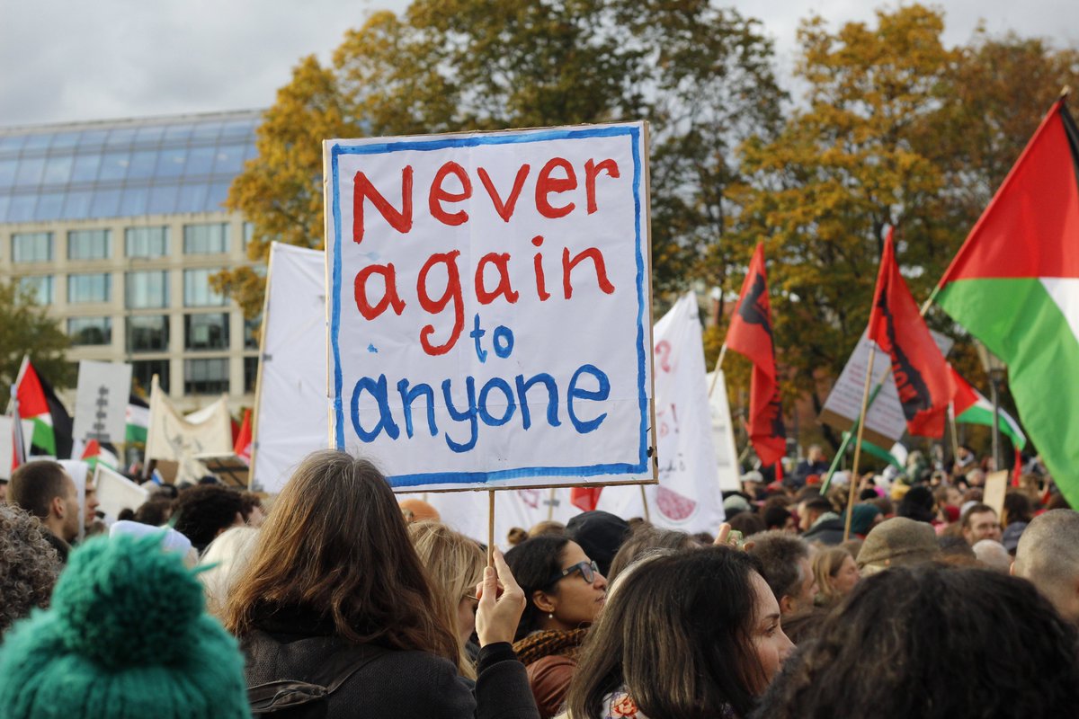 Hate March (left)
Peace March (right)
#SunakOut #CeasefireNOW