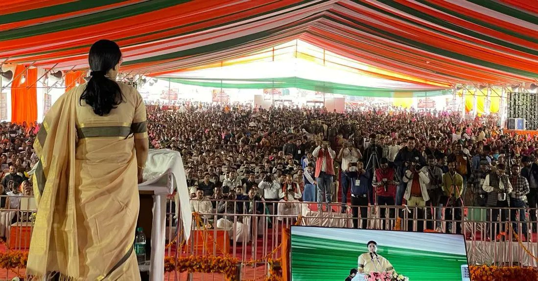आज उत्तर-प्रदेश की राज्यपाल,परमश्रद्धेय श्रीमती आनंदी बेन पटेल जी के स्वागत् में पॉलिटेक्निक मैदान,मिर्ज़ापुर में विशाल संख्या में उपस्थित जनपदवासियों को संबोधित किया।