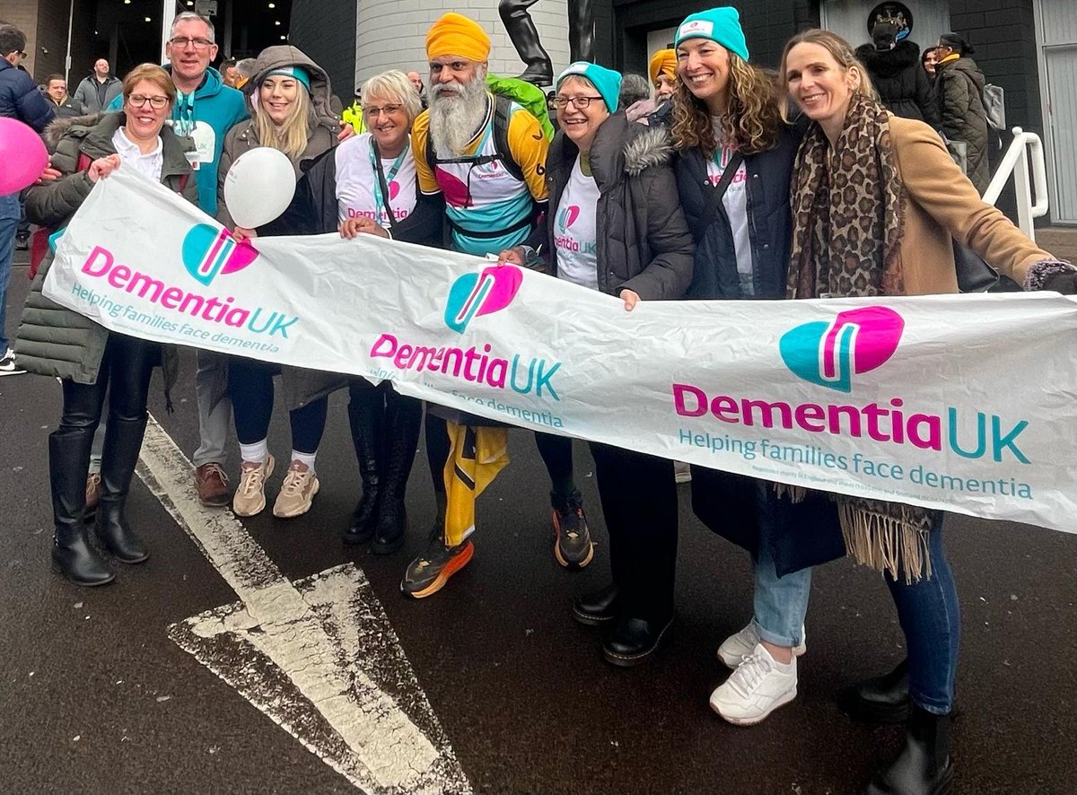 @bbcmtd @MariePoole77 @pedalsingh @DementiaUK MAGNIFICENT Manny💯🌟 @pedalsingh @NUFC with local Admiral Nurses☀️☀️☀️☀️☀️, Volunteer Ambassador🌟 @DementiaUK, Newcastle University researcher @MariePoole77 💫 celebrating his arrival into the city of the Geordie faithful. Howay the lads and lasses @pedalsingh 🤍🖤⚽️💛🖤☘️💚