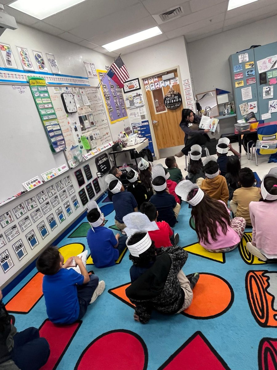 A huge thank you to our guest readers for #ReadAcrossAmerica week. @REstrada_DSSE and Mrs. Espinal and Mrs. Morrillo. #DropEverythingAndRead #RelentlessRattlers #TeamSISD @DSShook_ES @SocorroISD