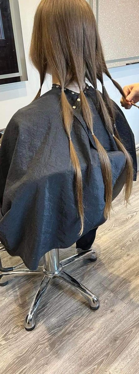StBrigidsSch's tweet image. Our amazing Kizzie from Year 11 has been growing her hair since lockdown and yesterday had 17 INCHES of hair cut off for the @LPTrustUK - who give hope and hair to young people experiencing hair loss through cancer and other conditions. Amazing Kizzie - we’re so proud of you!