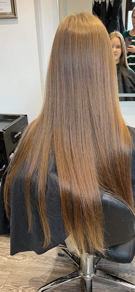 StBrigidsSch's tweet image. Our amazing Kizzie from Year 11 has been growing her hair since lockdown and yesterday had 17 INCHES of hair cut off for the @LPTrustUK - who give hope and hair to young people experiencing hair loss through cancer and other conditions. Amazing Kizzie - we’re so proud of you!