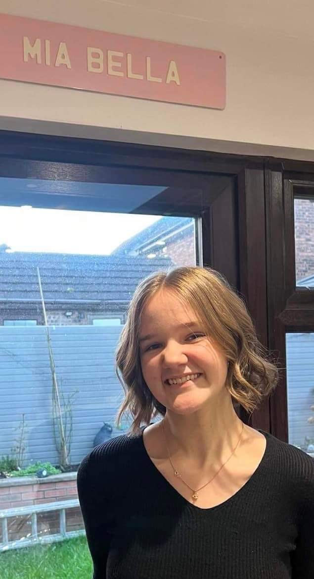 StBrigidsSch's tweet image. Our amazing Kizzie from Year 11 has been growing her hair since lockdown and yesterday had 17 INCHES of hair cut off for the @LPTrustUK - who give hope and hair to young people experiencing hair loss through cancer and other conditions. Amazing Kizzie - we’re so proud of you!