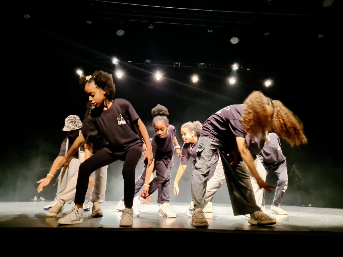 Prefet95's tweet photo. 🕺#danse #egalite | 150 enfants des accueils de loisirs de la commune de Goussainville, accompagnés par l’association LPDV, sur scène ce soir lors d’un spectacle de hip-hop haut en couleurs pour le lancement aujourd’hui de la semaine des droits des femmes organisée par la commune.
✅ Cet événement, financé par l’Etat dans le cadre des cités éducatives, a rassemblé ces jeunes autour des valeurs de l'inclusion, de l'égalité, du respect et du dépassement de soi devant leurs parents, @prefet95 et Abdelaziz Hamida, maire de la ville.
📸 @goussainville95