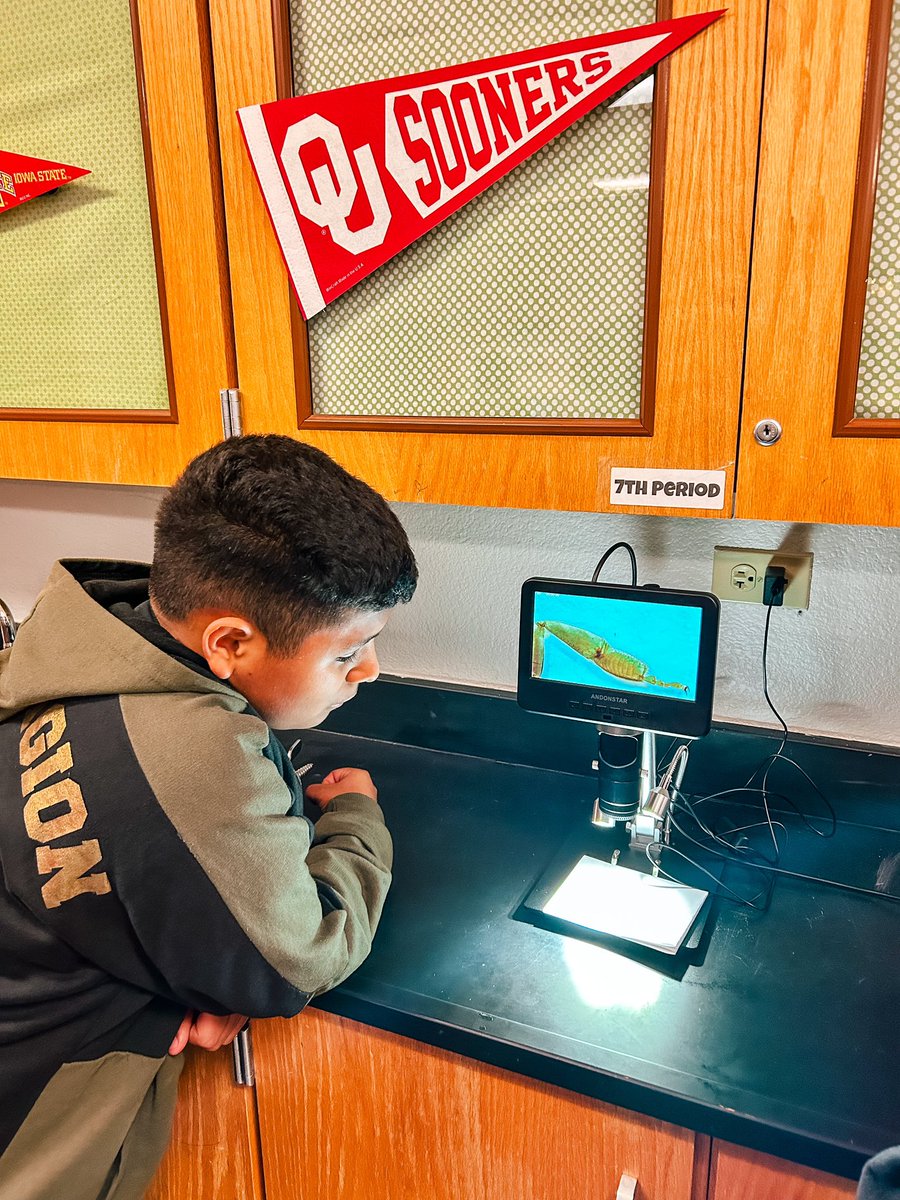 vivianfieldms's tweet photo. We want to give a HUGE shoutout to RL Turner’s class of 1972 for providing a digital microscope to our Vivian Field science scholars! #thankyou #cfbproud #rowtheboat #fearlessfamily #rlturner @CFBISD @TheJRHughes @rltcfb https://t.co/zec86gRsyS