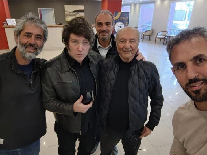 Todos los Menem <a href="/MenemMartin/">Martin Menem</a> y los perros de <a href="/JMilei/">Javier Milei</a> viven del estado 
<a href="/QuintelaRicardo/">Ricardo Quintela</a> @news_rioja <a href="/eldestapeweb/">El Destape</a> <a href="/FernandezAnibal/">Aníbal Fernández</a> <a href="/puellaok/">Marcelo Puella</a>