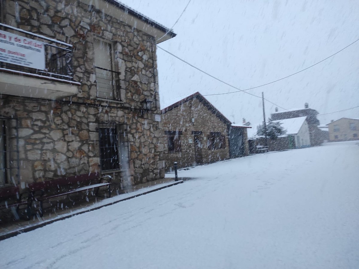 MirabuenoGuTOUR's tweet photo. Así nevaba hace 2 horas en #Mirabueno... @aquilatierratve @ElTiempo_tve @tiempobrasero Un fin de semana para disfrutar de los pueblos de #Guadalajara @area112A2 https://t.co/NL5jkldA9t