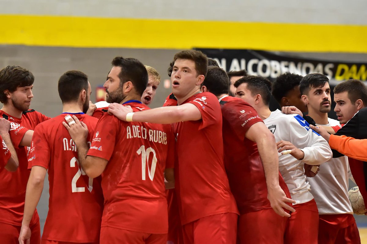 ENORME, EQUIPO 💪
Los ✌️ ptos se vienen para #Alcobendas 😃
<a href="/atleticonovas/">Valinox Novás</a> 25-<a href="/bmalcobendas/">Balonmano Alcobendas</a> 26
💯 <a href="/gonzavelasco/">Gonzalo Velasco</a> 8
💪 <a href="/boyarizo/">Alberto Lopez</a> &amp; Agustín 4
🤝 <a href="/joseguti22/">Jose Gutierrez FT19</a> &amp; <a href="/CedenaMario/">Mario Crespo Cedena</a> 3
©️ <a href="/delarubia10/">Alfonso de la Rubia</a> &amp; Lozano &amp; <a href="/Nacho_gimeno92/">Nacho Gimeno</a> &amp; Iker 1
#BalonmanoAlcobendas 👏
#DHPlataMasc
📸 <a href="/marisa19iba/">marisa ibañez</a>